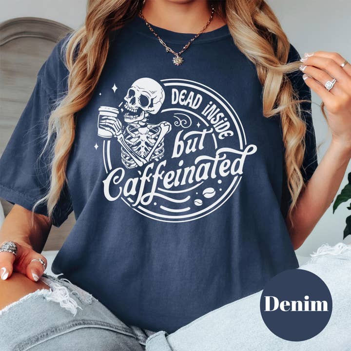 Epic Life - Designed - Vente T-shirt à imprimés – femme - T-shirt "Mort à l'intérieur mais caféiné", T-shirt amusant avec squelette et café Comfort Colors®, T-shirt d'humour noir pour femmes fatiguées, cadeau pour amatrice de café gothique.4