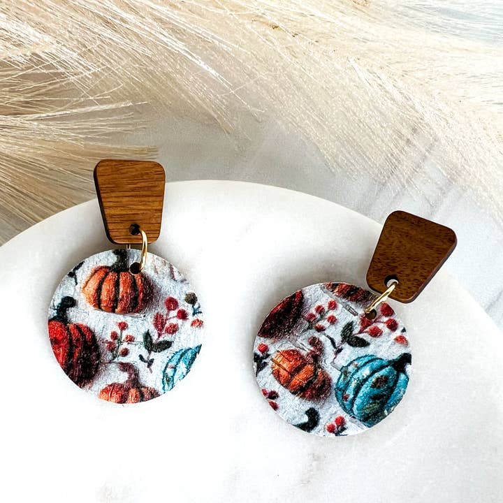 Boucles d'oreilles circulaires en cuir de citrouille/bois orange/turquoise/blanc pour la vente par Fran and Bel