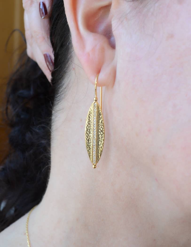 AJS Design Studio - Vente Boucles d'oreilles pendantes - Boucles d'oreilles en forme de feuille d'or avec zircone cubique2