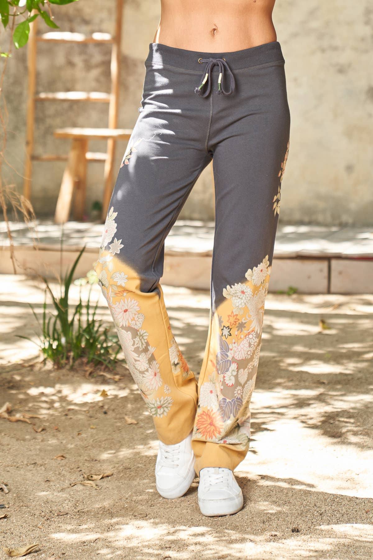 Charbon Pantalon de détente à imprimé floral en molleton français avec ourlet brut 4358-MCP en vente sur Faire5