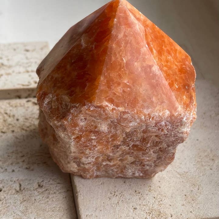 Neu! Natürlicher und einzigartiger orangefarbener Sonnenstein, Kristallstein, Obelisk, 484 g, inkl. Box für den Großhandel von Reiju