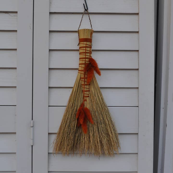 Balai à fouet en forme d'aile d'ange fait main pour la vente par Unnamed Craft Company
