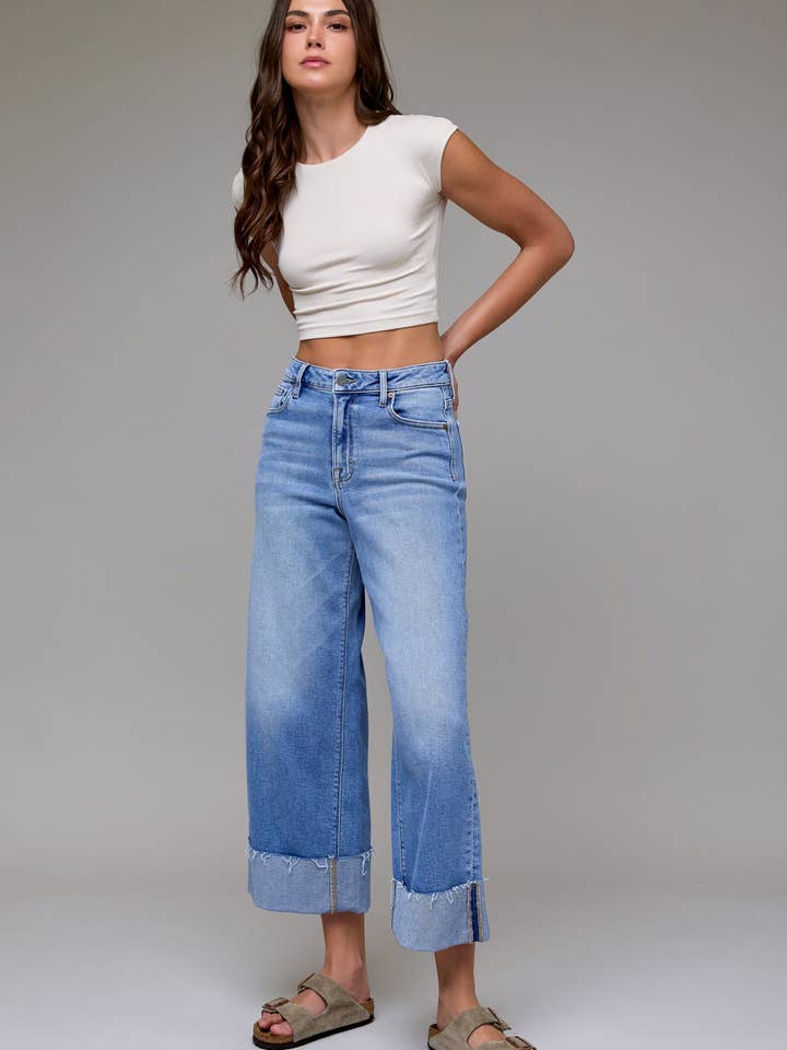 Large à taille haute avec ourlet élastique et extensible léger. pour la vente par Hidden Jeans