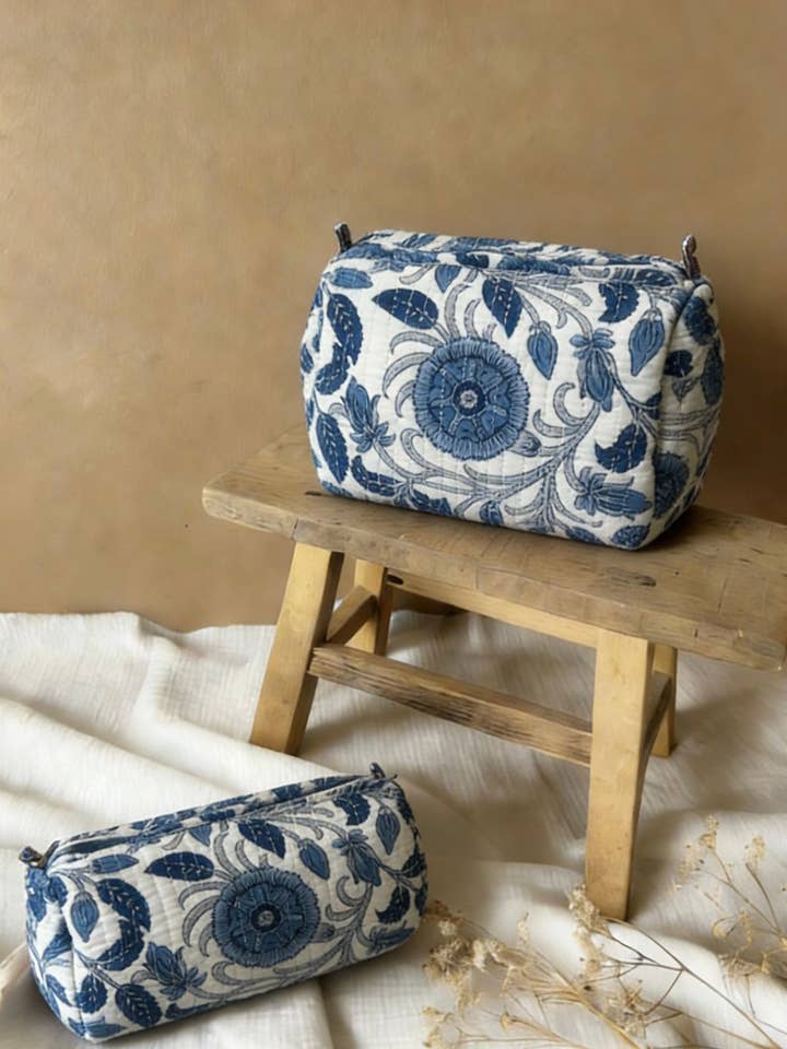 Mamma-dotter set i vadderad bomull med blått blommönster för wholesale av LINETA