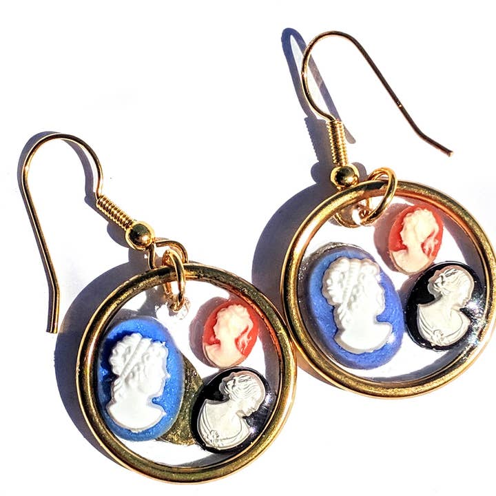 Gay Isber Designs – Großhandel Ohrhänger – Vintage-Ohrringe aus Acryl mit Cameo-Harz