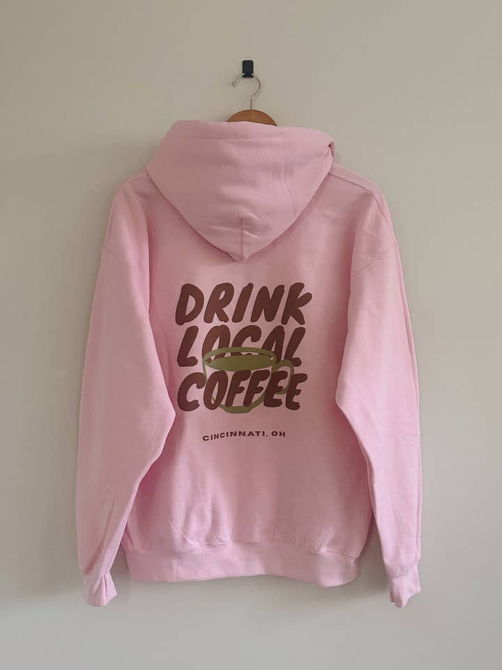 Sweat à capuche Café Local - Rose clair (Lourd) pour la vente par Relic96