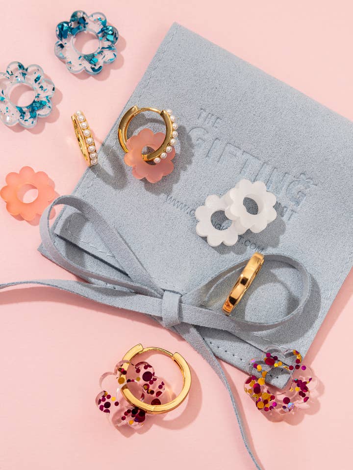 Aros de Perlas Chapados en Oro de 18K (Colgante de Flor Intercambiable) para venta al por mayor de The Gifting Knot Ltd