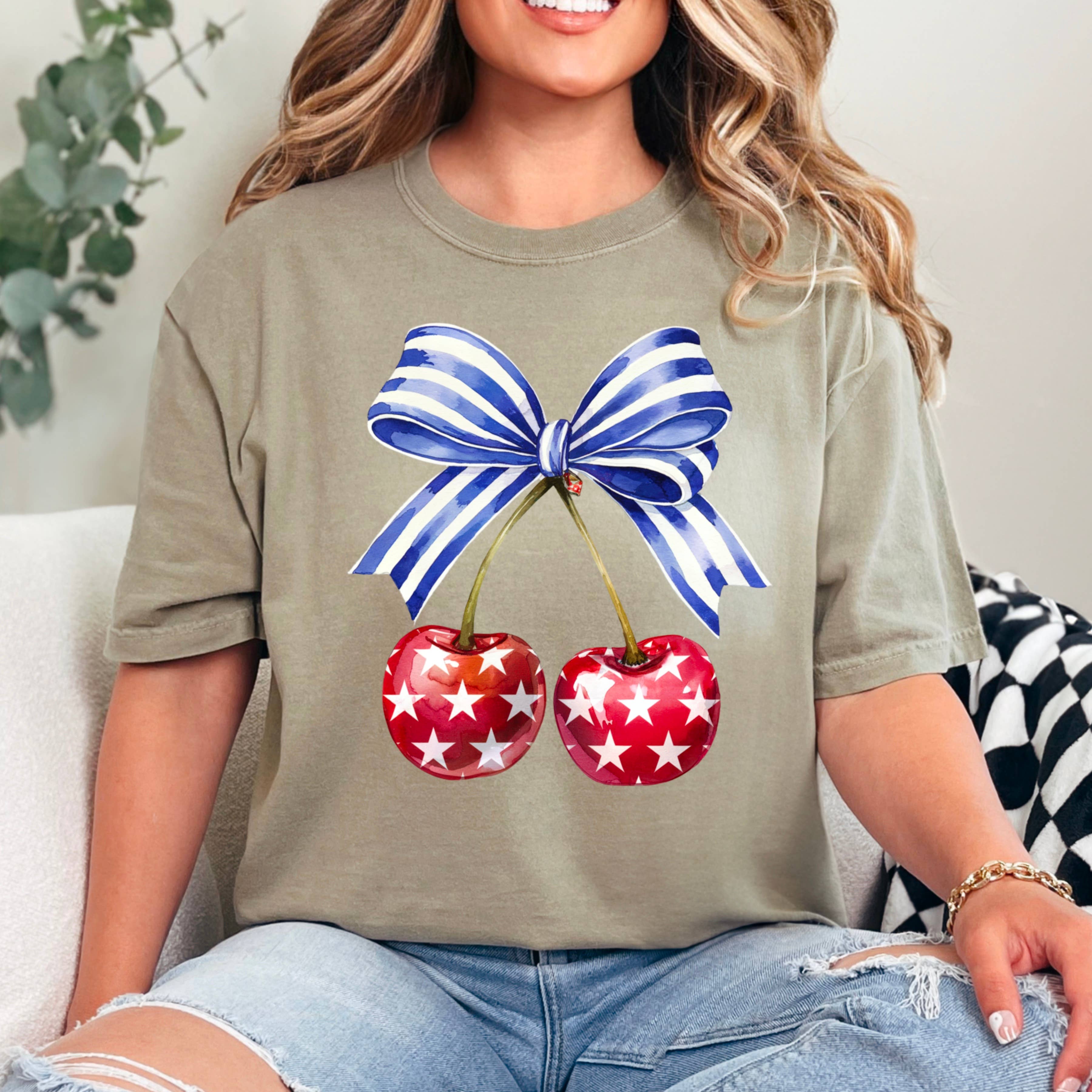 Shoppe SHC – Großhandel T-Shirt (Grafikdruck) – Damen – Coquette Kirschen 4. Juli Grafikshirt | Komfortfarbe8