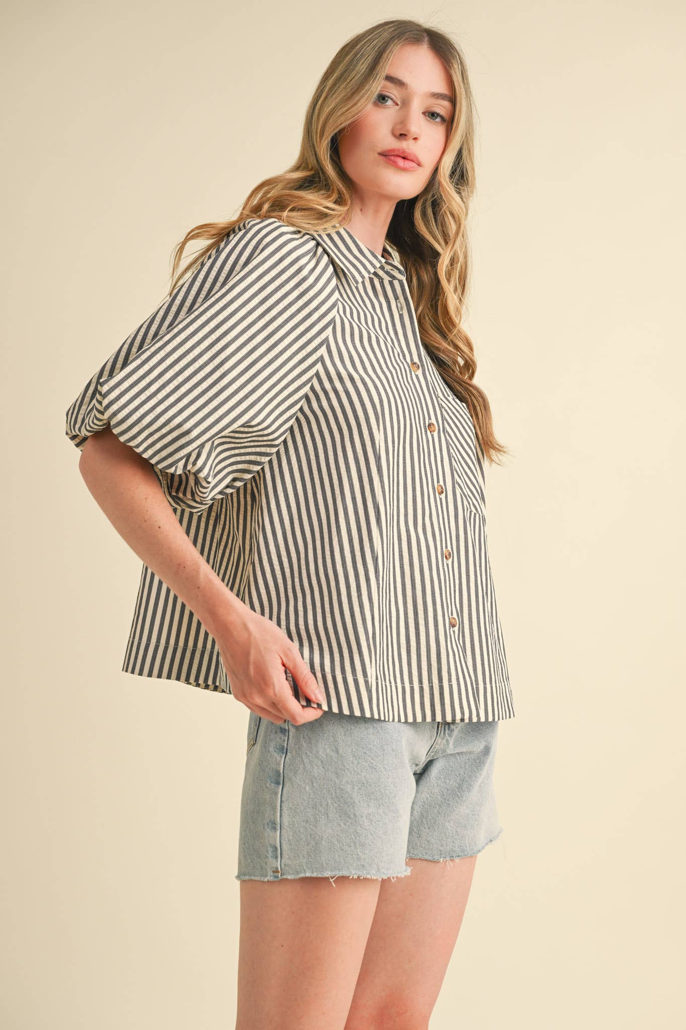 &MERCI – Engroshandel Skjorte med buttondown – til kvinder – STRIBET BOBLEÆRME KNAPNED TOP MTP332955