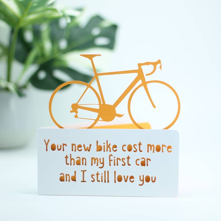 Votre nouveau vélo coûte plus cher que ma première voiture et je l'aime toujours. pour la vente par Paradise Papercraft