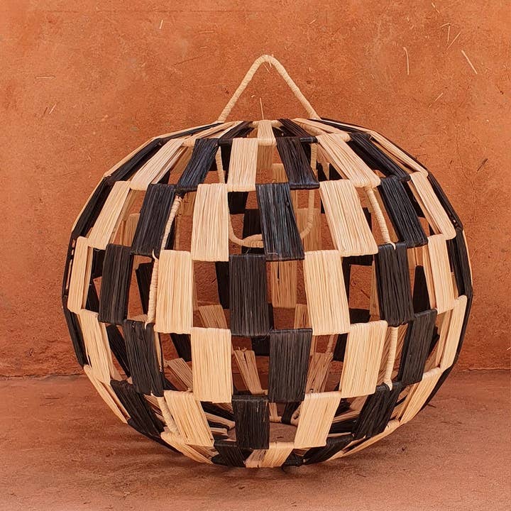 Lanterne en raphia tressé en forme de boule marocaine pour la vente par MARRAKECH METACRAFT LTD