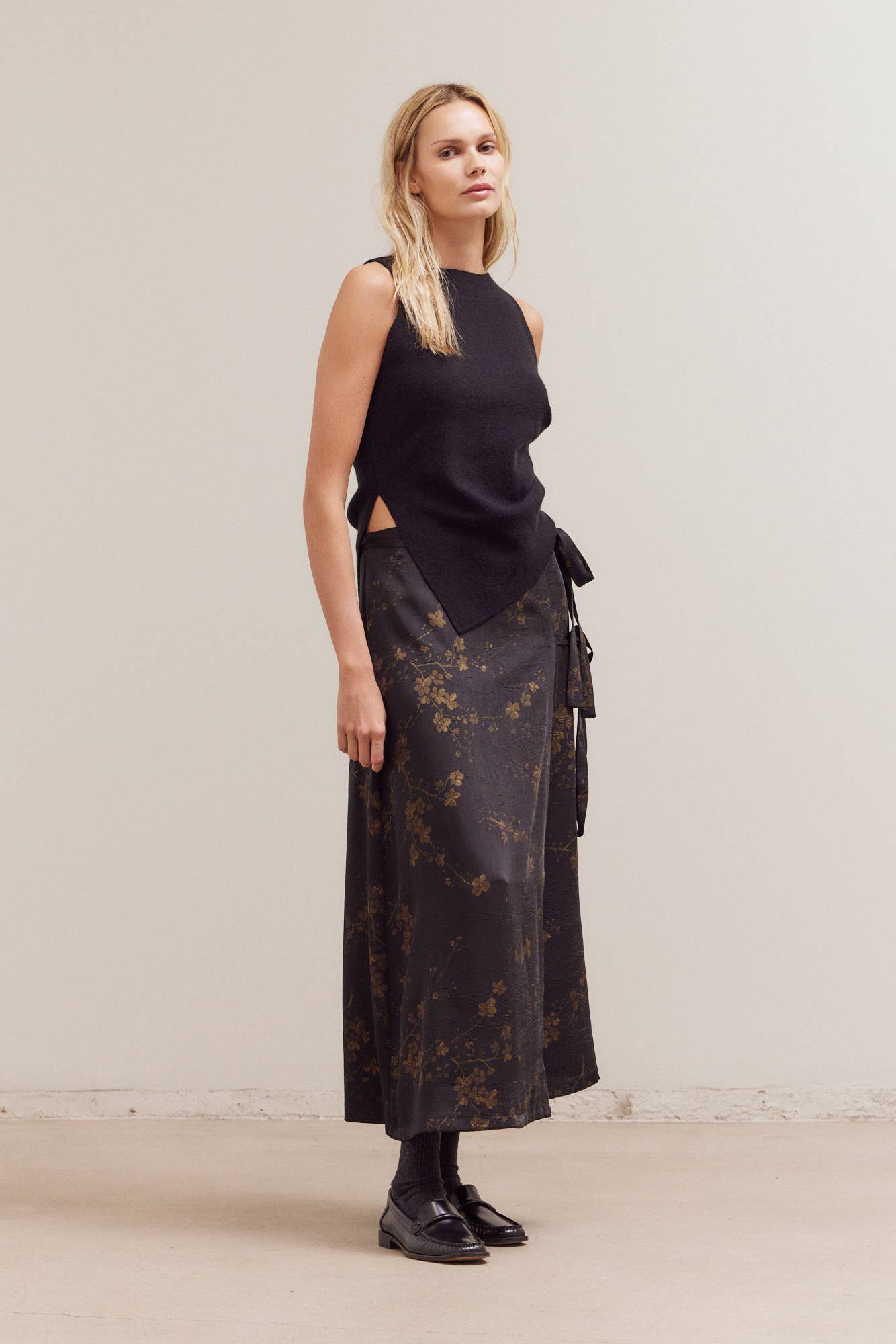 Grade & Gather – Top de malha - Mulher por atacado – 42113 - TOP DE MALHA SEM MANGAS COM FRANZIDO LATERAL ASSIMÉTRICO3