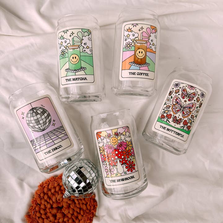 Trendy glazen beker met retro tarotkaarten voor wholesale door amarieacreates