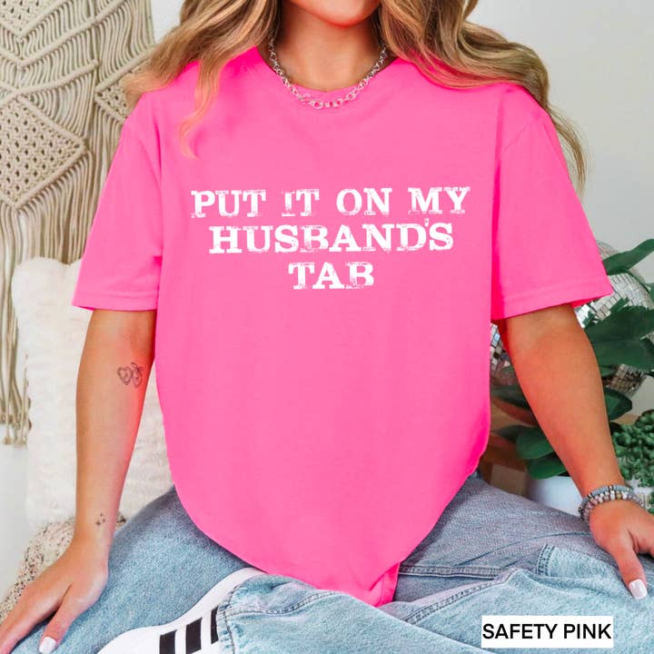 Grafisk T-shirt til kvinder | Sæt den på min mands fane | Gildan for engroshandel hos Shoppe SHC