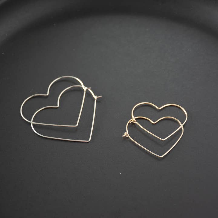 Orecchini a Cerchio a forma di cuore - Placcato in oro 14 carati e argento Sterling per la vendita all'ingrosso da parte di Kaju Creations