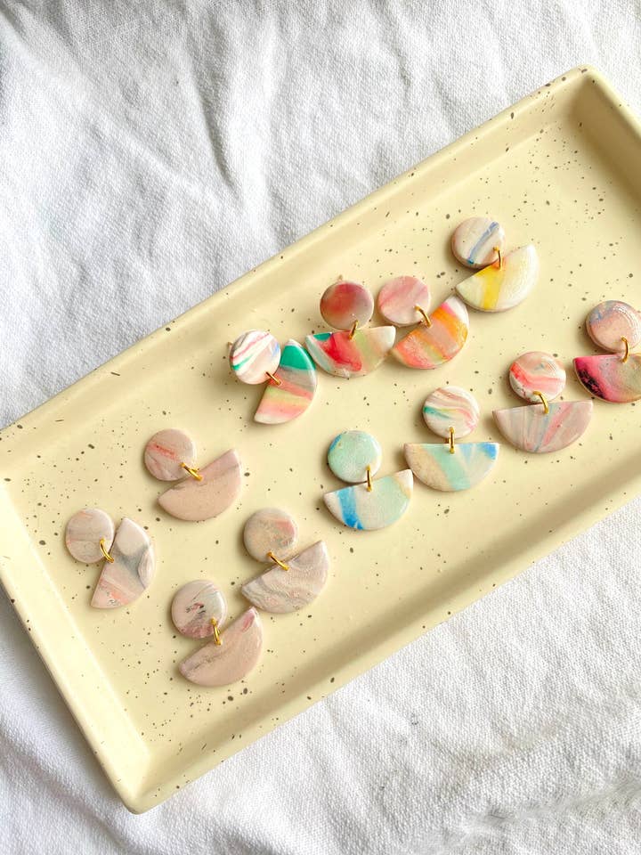 Uoverensstemmende halvcirkeldingler, små polymerlerøreringe for engroshandel hos Glitter and Glow Co