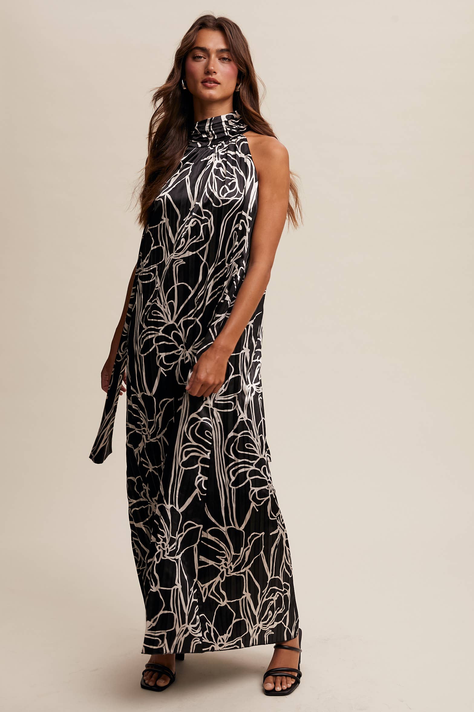 Listicle – Vestido - Mulher por atacado – Vestido maxi plissado de cetim com estampa floral e gola halter4