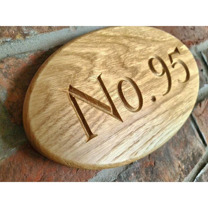 Personligt Premium massivt egetræ husnummer for engroshandel hos The House nameplate company