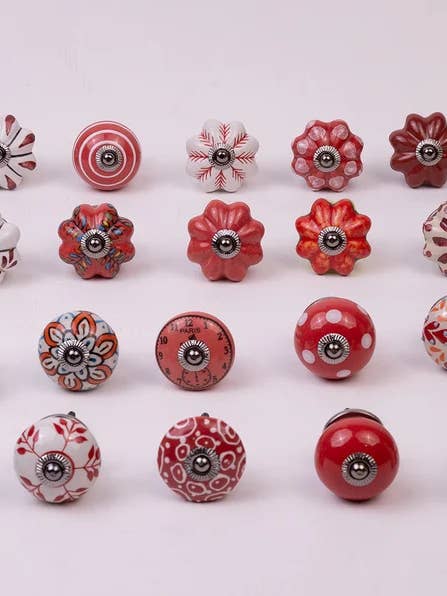 Ensemble de 12 boutons de meuble en céramique faits main de toutes les couleurs assorties pour la vente par KNOBCO