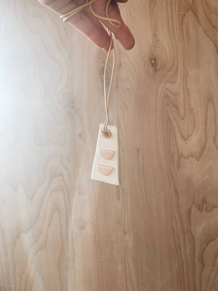 Keramisk halskæde nr. 24 for engroshandel hos Bridget Dorr Ceramics