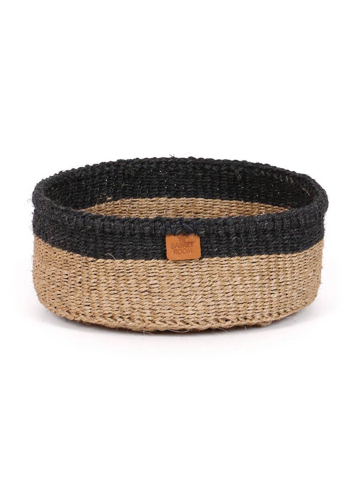 SWARA : Panier à pain tressé à blocs de couleur naturelle et noire pour la vente par The Basket Room