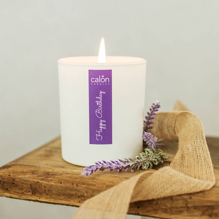 Calon Home – Engroshandel Glaslys – Tillykke med fødselsdagen | Penblwydd Hapus Tosproget Candle - 220g netto