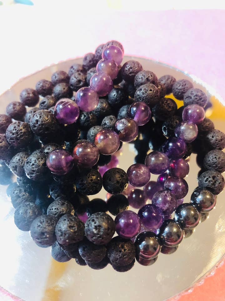 Bracelet en améthyste et perles de lave noire en cristal pour la vente par Boutique Two Sisters