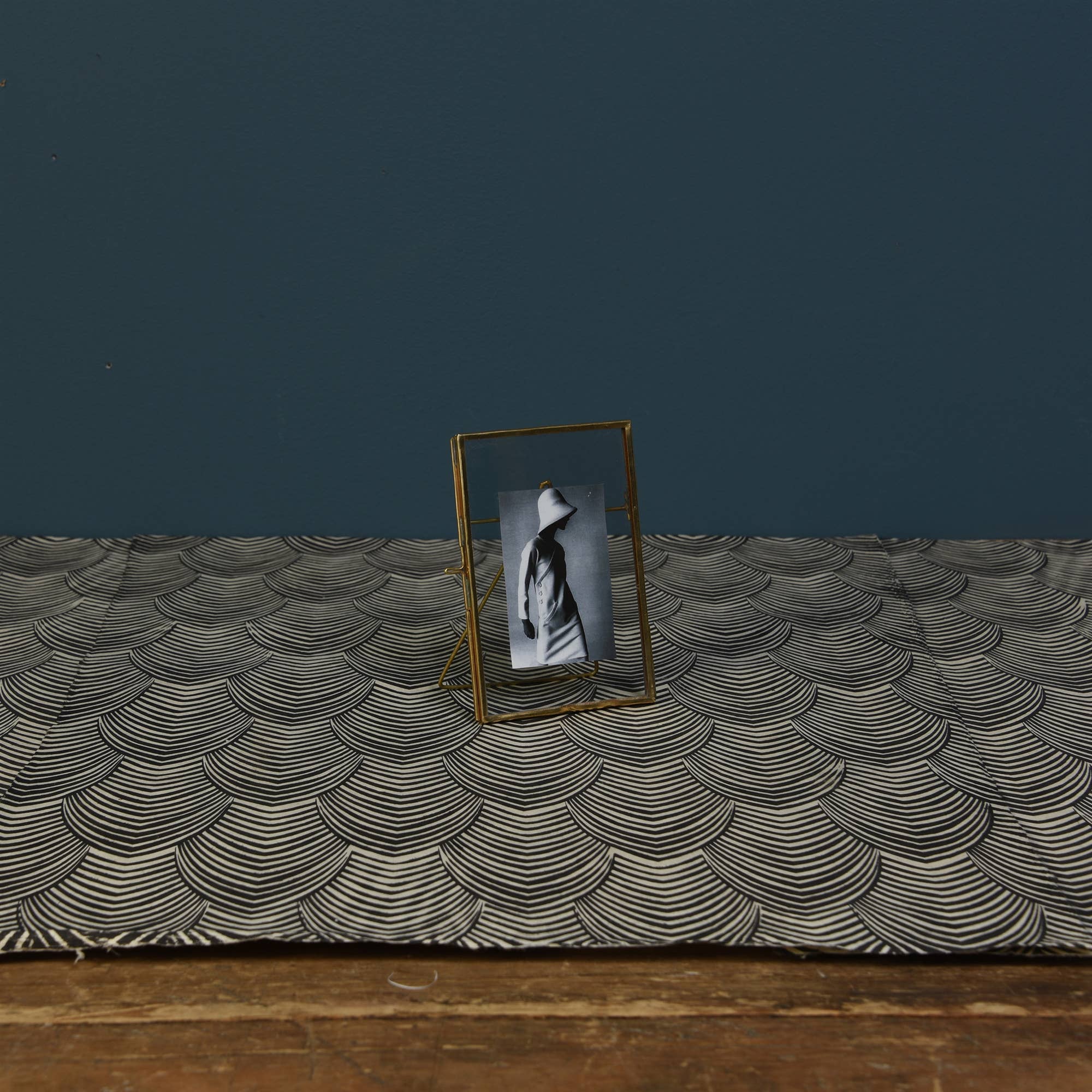 HomArt - Wholesale Picture Frame - Monroe Easel Frame - Vertical - Brass4