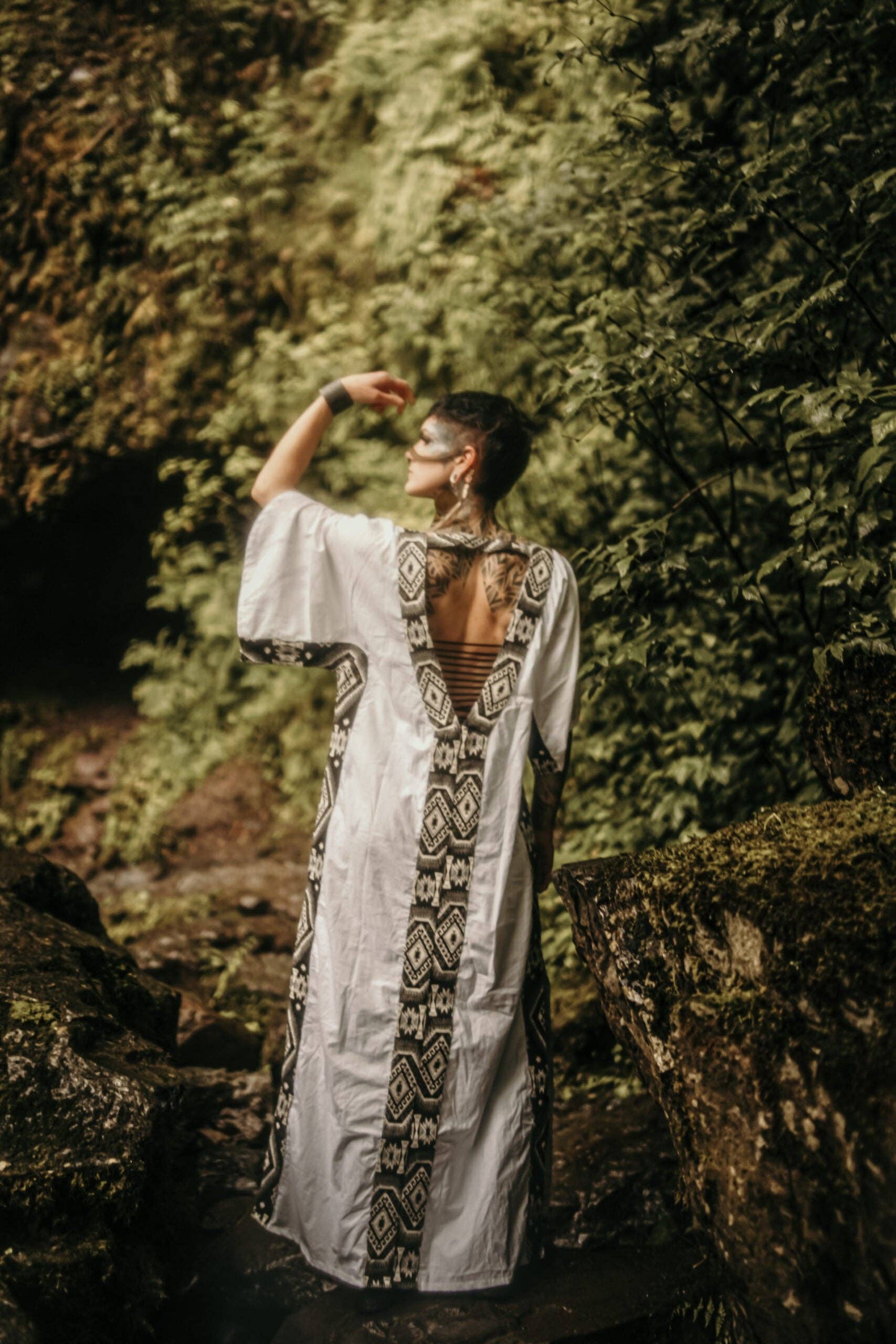 Omni Collection – wholesale Kaftan - Dam – Kaftanklänning med afrikanskt mönster och öppen rygg3