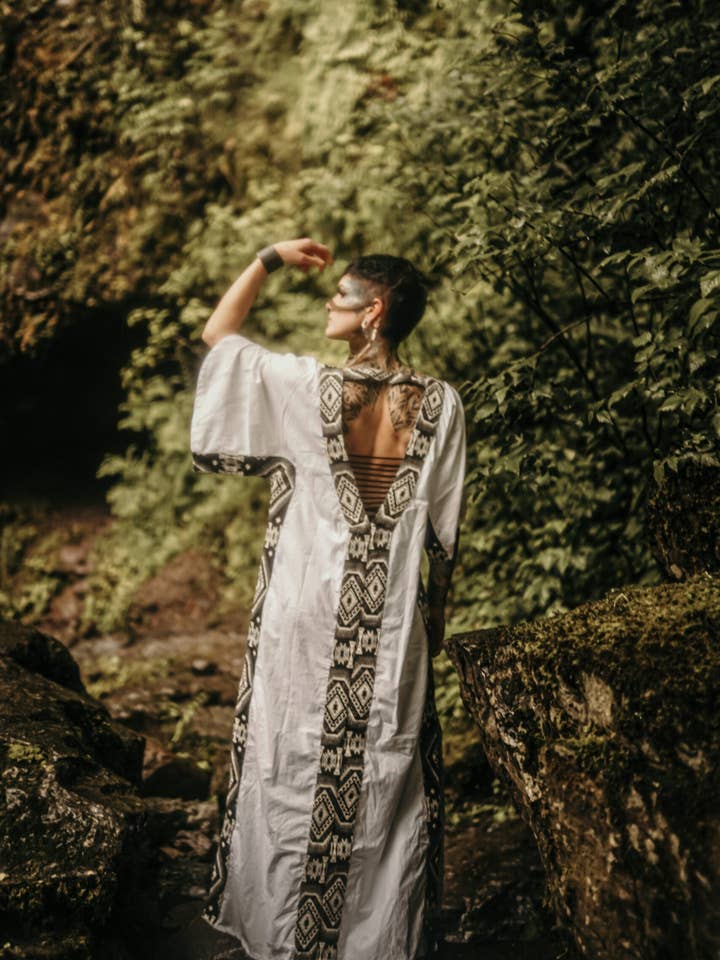 Omni Collection – wholesale Kaftan - Dam – Kaftanklänning med afrikanskt mönster och öppen rygg3