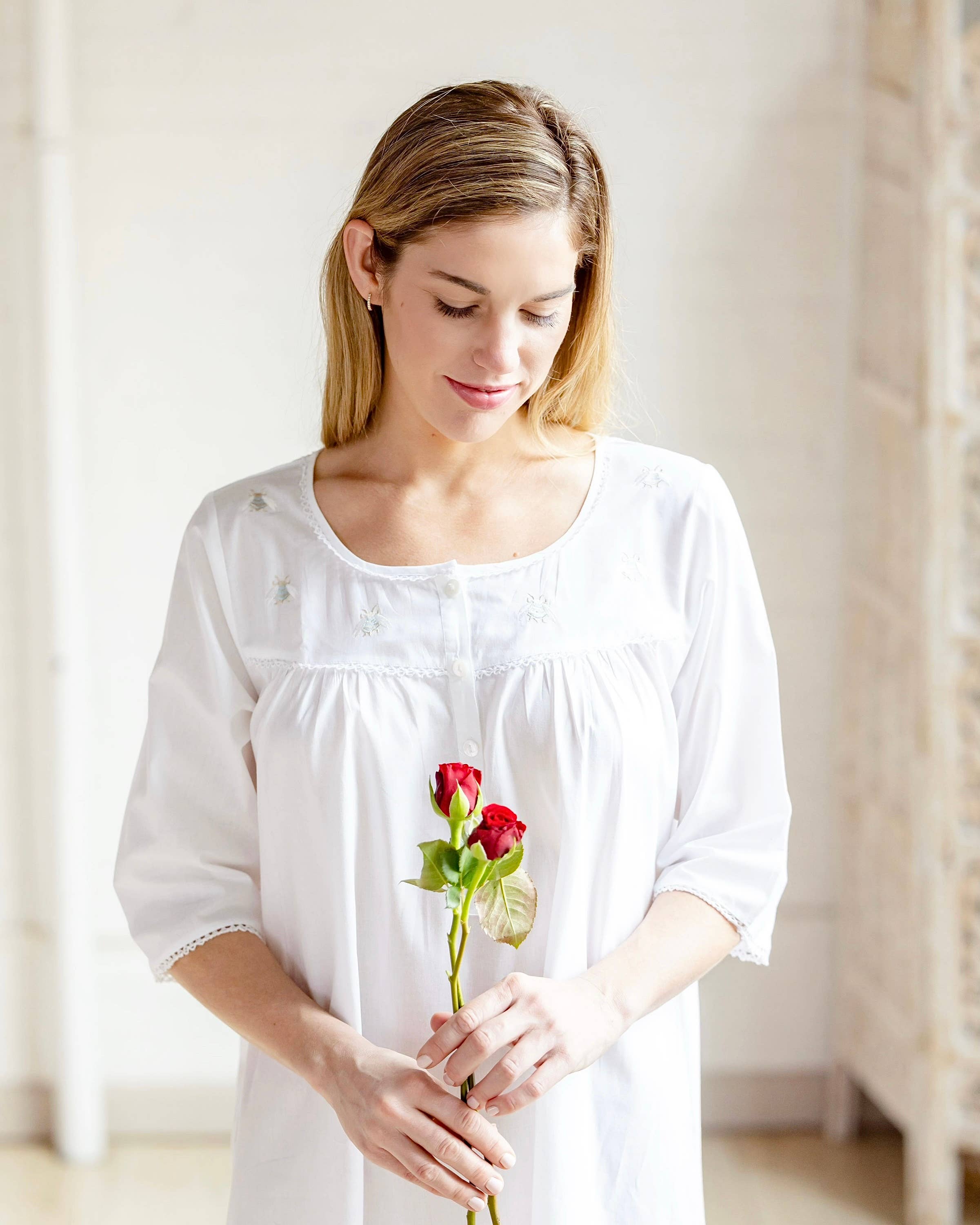 Jacaranda Living – Engroshandel Natkjole - Dame – Bee Hvid Bomuld Natkjole - Broderet6