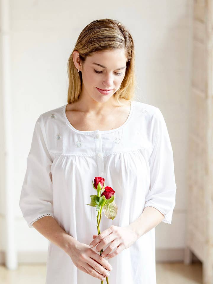 Jacaranda Living – Engroshandel Natkjole - Dame – Bee Hvid Bomuld Natkjole - Broderet6