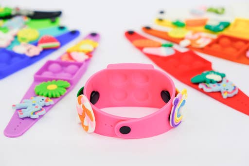 FidgyPop – wholesale Fidget toy – Kids – Pink popit fidget bracelet with 4 FREE charms4