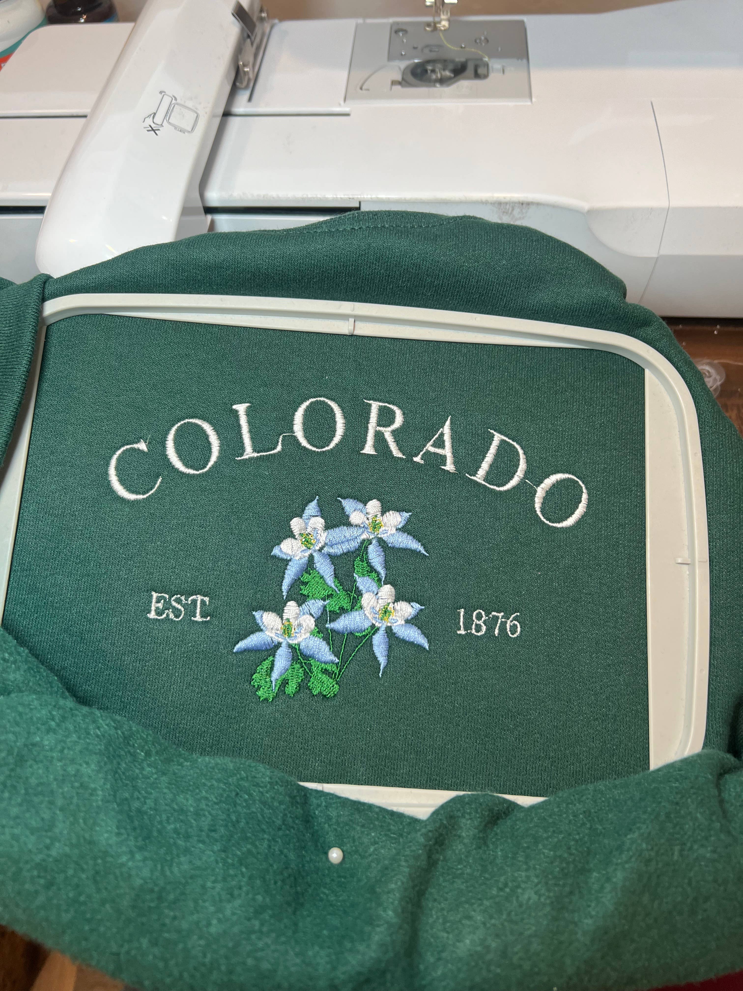 Poppy Bloem – Engroshandel Sweatshirt - Unisex – Colorado State Blomst Broderet Sweatshirt: Blå Columbine6