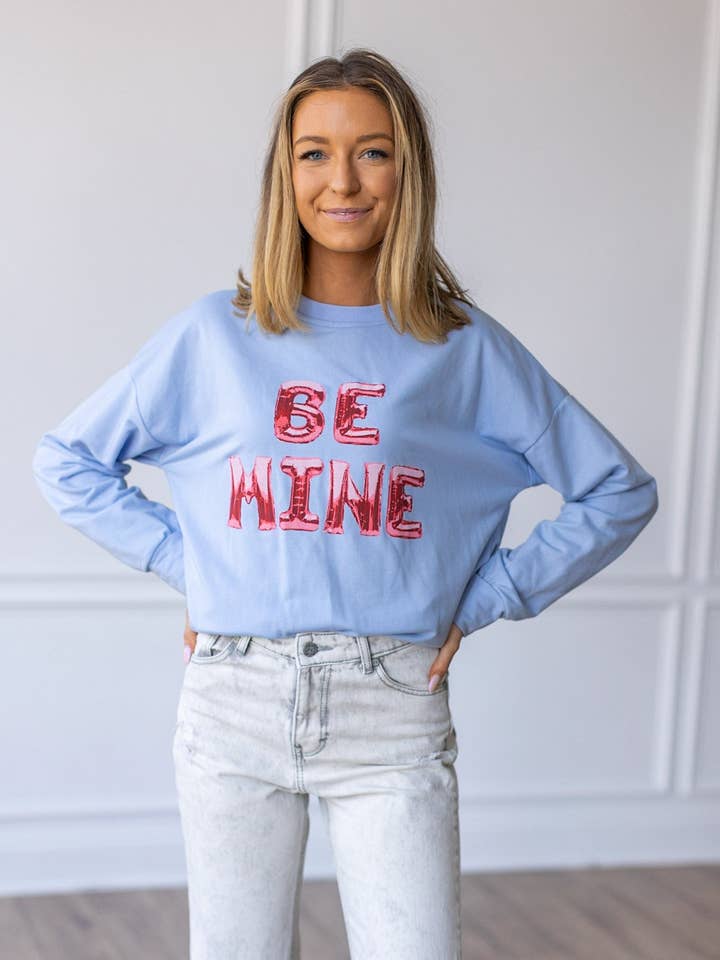Sweatshirt à encolure ras-du-cou Be Mine Balloons on bleu clair pour la vente par GRACE+EMMA by Southern Grace