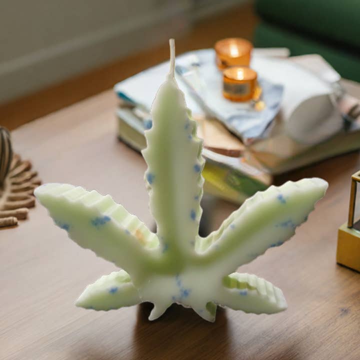 Vela en forma de hoja de cannabis luminosa para venta al por mayor de Scent Fushion Candles