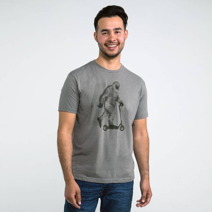 STORY SPARK - Vente T-shirt sérigraphié – unisexe - GO BIG - T-shirt Bigfoot sur une trottinette électrique