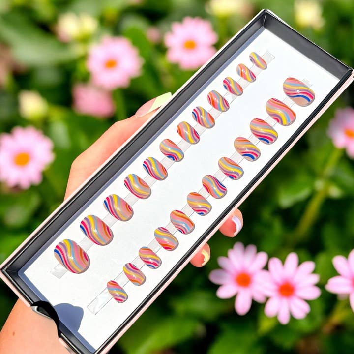 Tourbillon Arc-en-ciel Ovale Court pour la vente par Doobys Nails