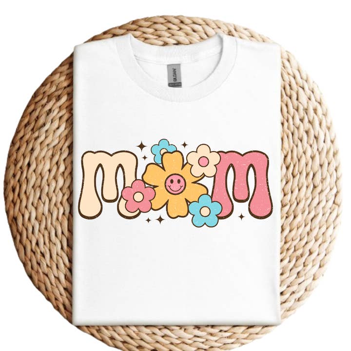 T-shirt graphique pour femme "Floral Mom" pour la vente par Mama and Littles Apparel