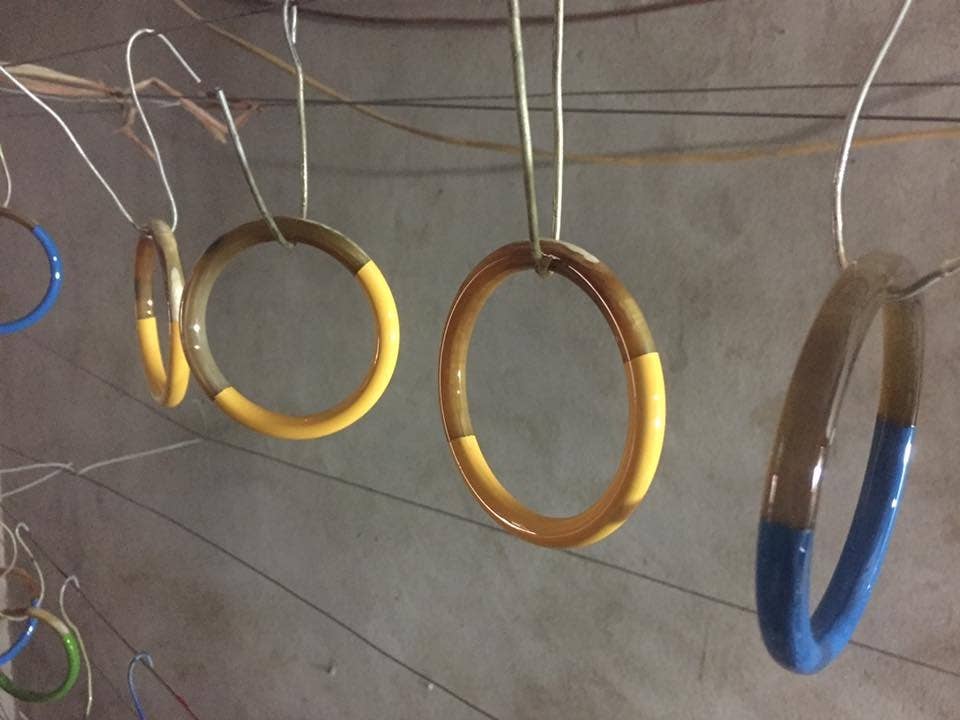 MAISON KIZO - Vendita all'ingrosso Bracciale a polsino - Bracciale rigido in corno di bufalo verniciato bianco oro e verde3