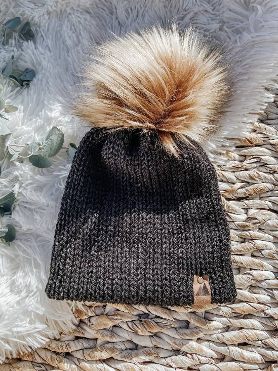 Copriletto nero lavorato a maglia per bambini con pompon marrone per la vendita all'ingrosso da parte di Wild Rose Designs