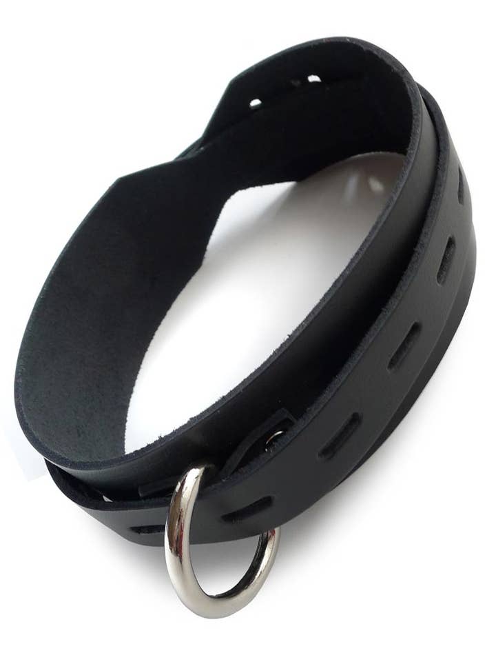 Collare nero con fibbia per la vendita all'ingrosso da parte di The Stockroom