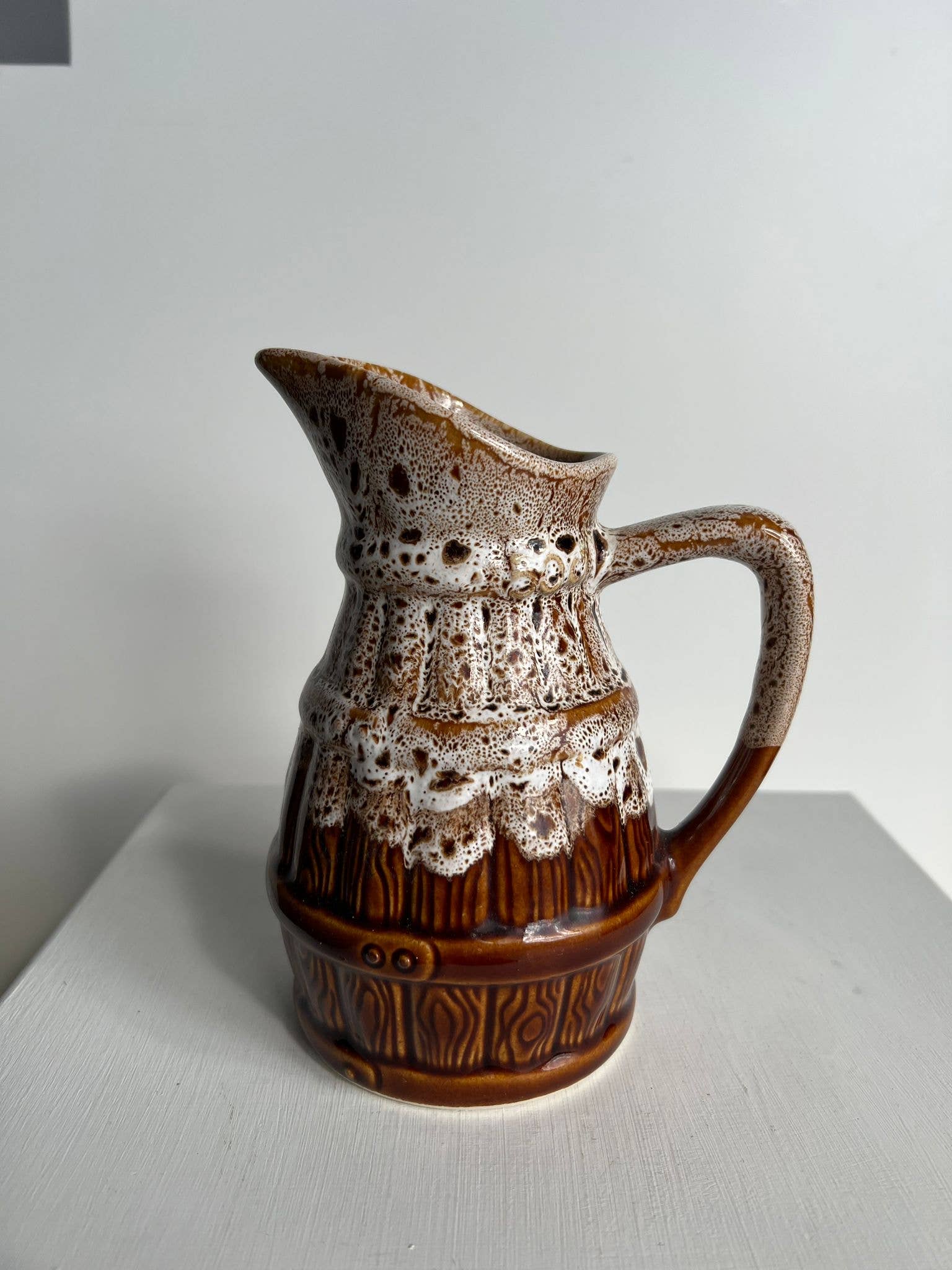 Office Objets – Objeto de mesa decorativo por atacado – Pequena jarra decorativa cerâmica vidrada com motivo de barril de cerveja10