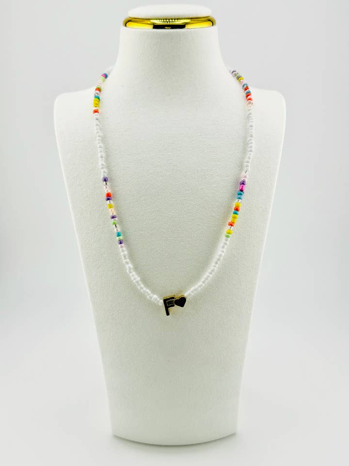Collar Initial con cuentas en F en colores blanco y pastel para venta al por mayor de Bella Blu Designs