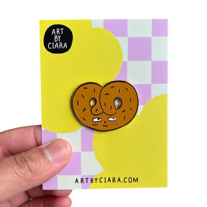 Alfinete de esmalte pretzel por atacado de Art by Ciara