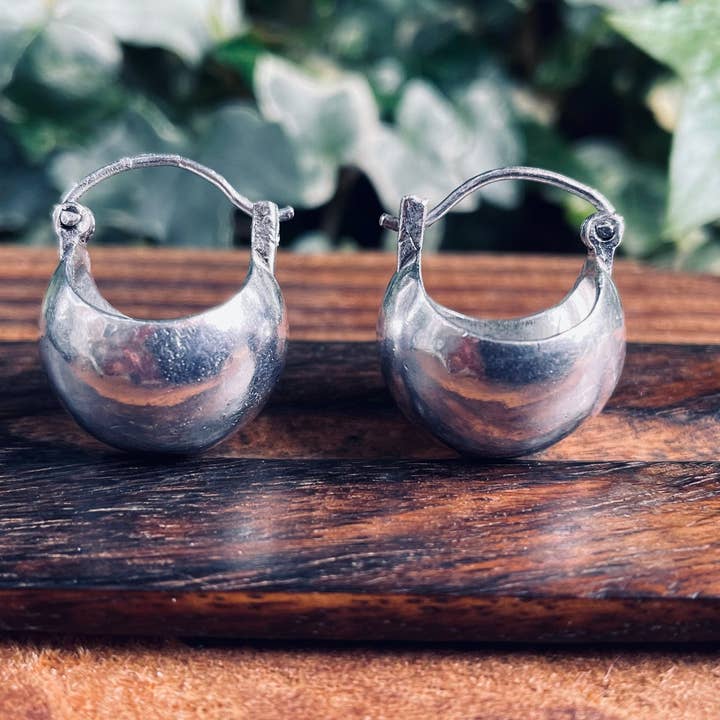 Chunky Ball Hoop Silver Örhängen / Boho Smycken / Bohemisk Look / Festivalmode / Yoga / Rustik / Stamjuveler / Indisk Design för wholesale av Kaali Boutique