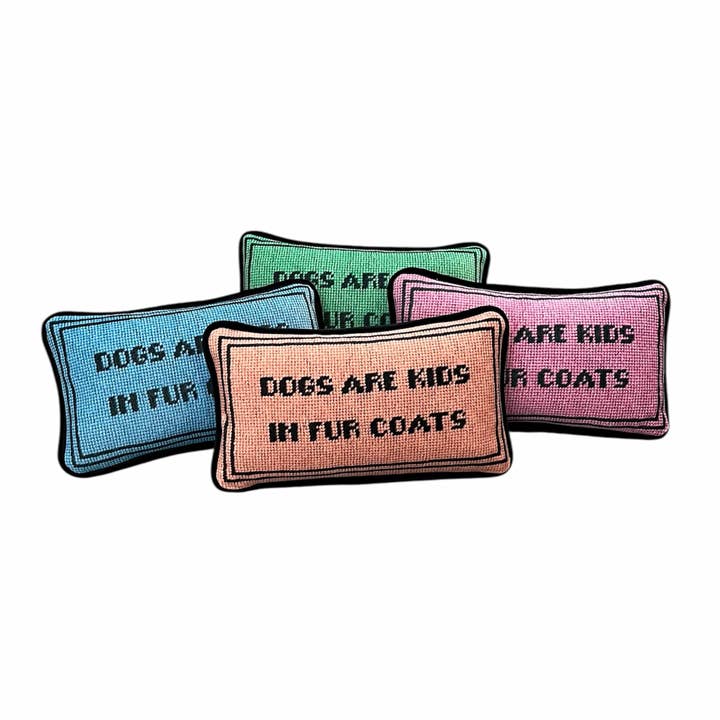 sammet HUNDAR ÄR BARN I PÄLSROCKAR skräddarsydd kudde för wholesale av Mommani Threads