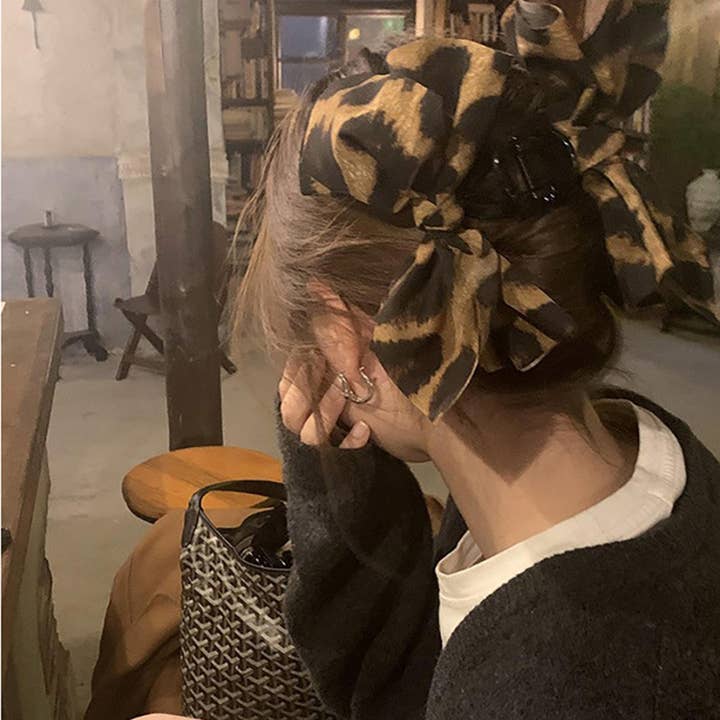 Leopard Hair Claw Large Shark Clip Stylish_CWAHA08090 for wholesale on Faire