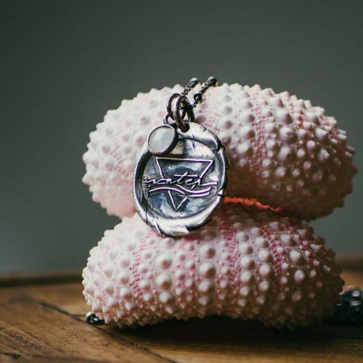 Femininity - Collana con acqua per la vendita all'ingrosso da parte di Alauna Whelan