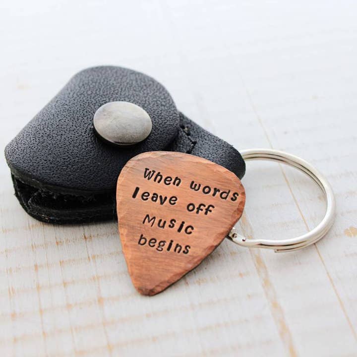 Portachiavi Music Begins Pick per la vendita all'ingrosso da parte di Woobie Beans Jewelry, Gifts & Apparel